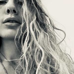 Meet your Posher, Caitlin